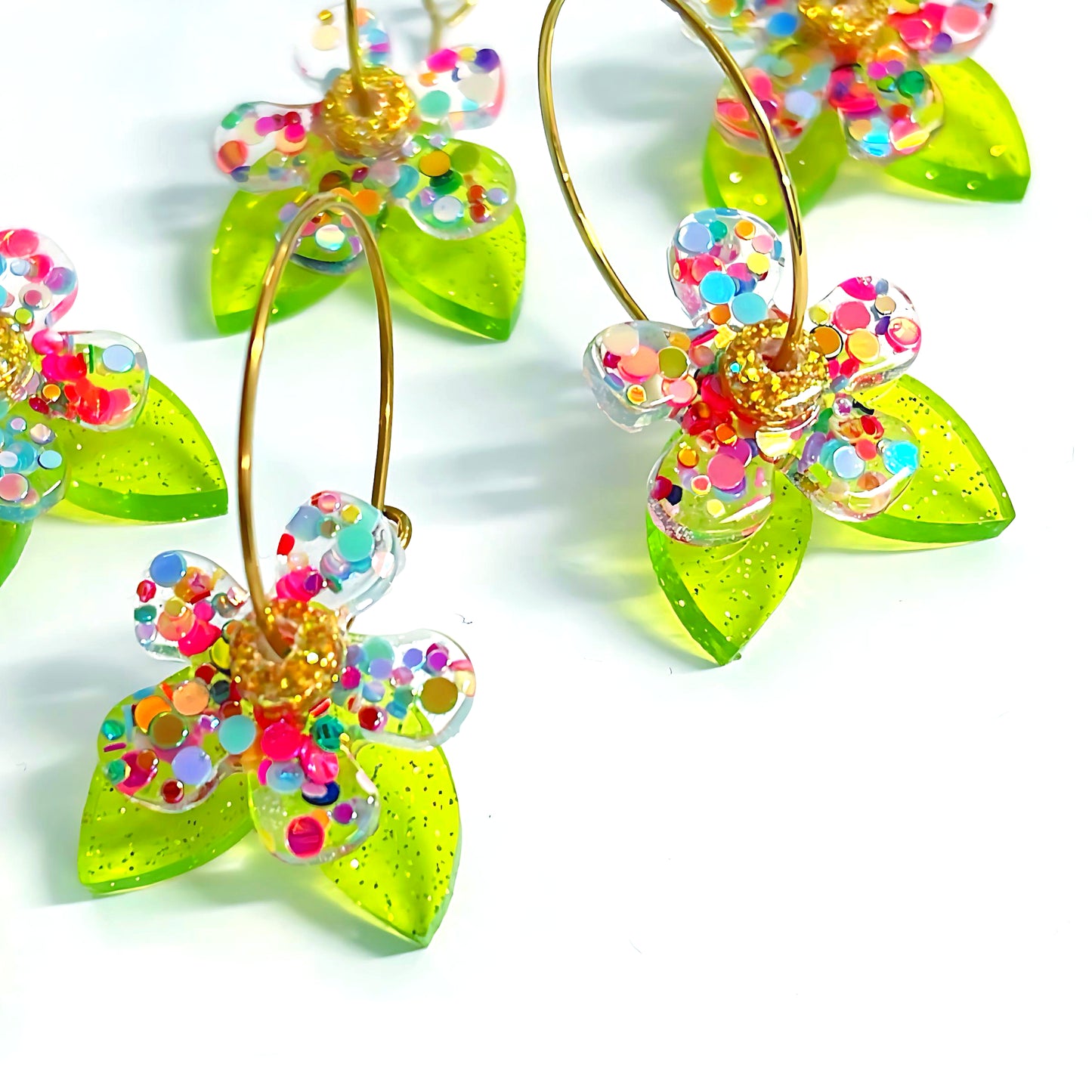 DAINTY DAISIES : Petite Handmade Resin & Acrylic DROP Earrings